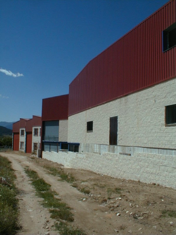 Parte trasera de Nave industrial recién entregada. Planificación y construcción de Naves Industriales Simfer