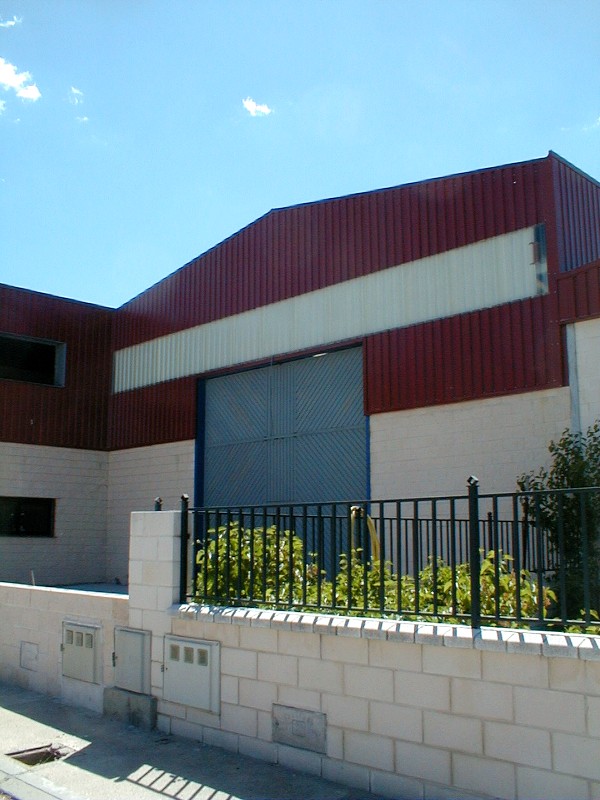 Entrada principal Nave industrial recién entregada. Planificación y construcción de Naves Industriales Simfer