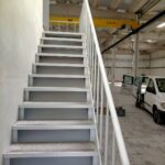 Reforma de nave industrial escaleras reformadas frente