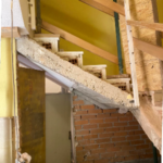 Corte de escalera en obra de colocación de un ascensor - Simfer
