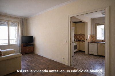 Salón y cocina separados antes de la reforma en una vivienda de Madrid, con distribución tradicional y poca luz natural