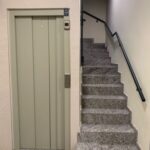 Precio de ascensor integrado en hueco de escalera de comunidad de propietarios.