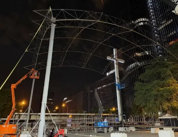 Montaje nocturno de la estructura metálica del escenario en Plaza de Lima para la visita papal