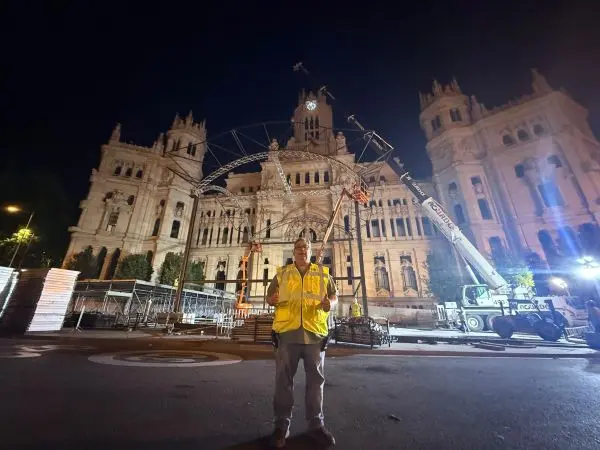 Montaje nocturno del escenario en Cibeles frente al Palacio de Cibeles para la Santa Misa del Papa León XIV.
