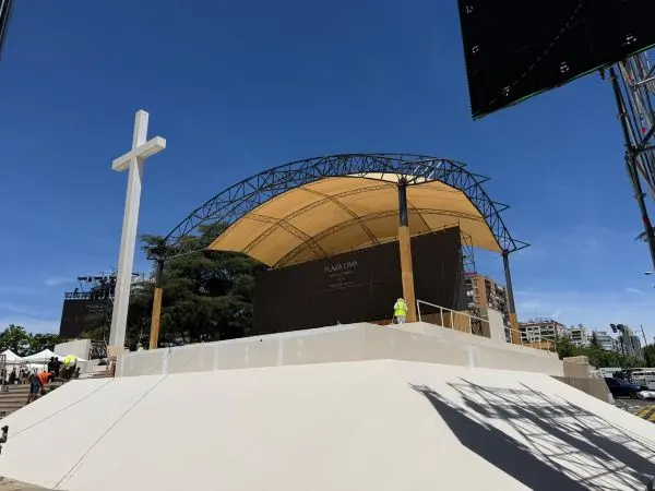 Escenario oficial terminado en la Plaza de Lima de Madrid para la visita del Papa León XIV.
