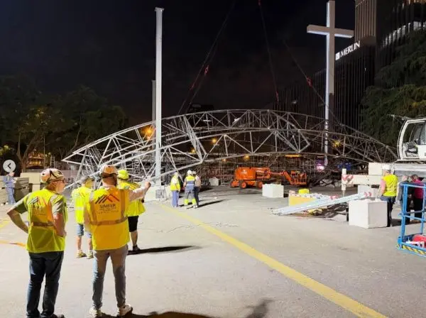 Equipo de Simfer durante el montaje nocturno de la estructura del escenario en Cibeles, Madrid.