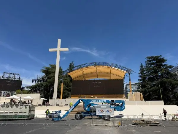Escenario oficial y gran cruz en la Plaza de Lima de Madrid para la visita del Papa León XIV.